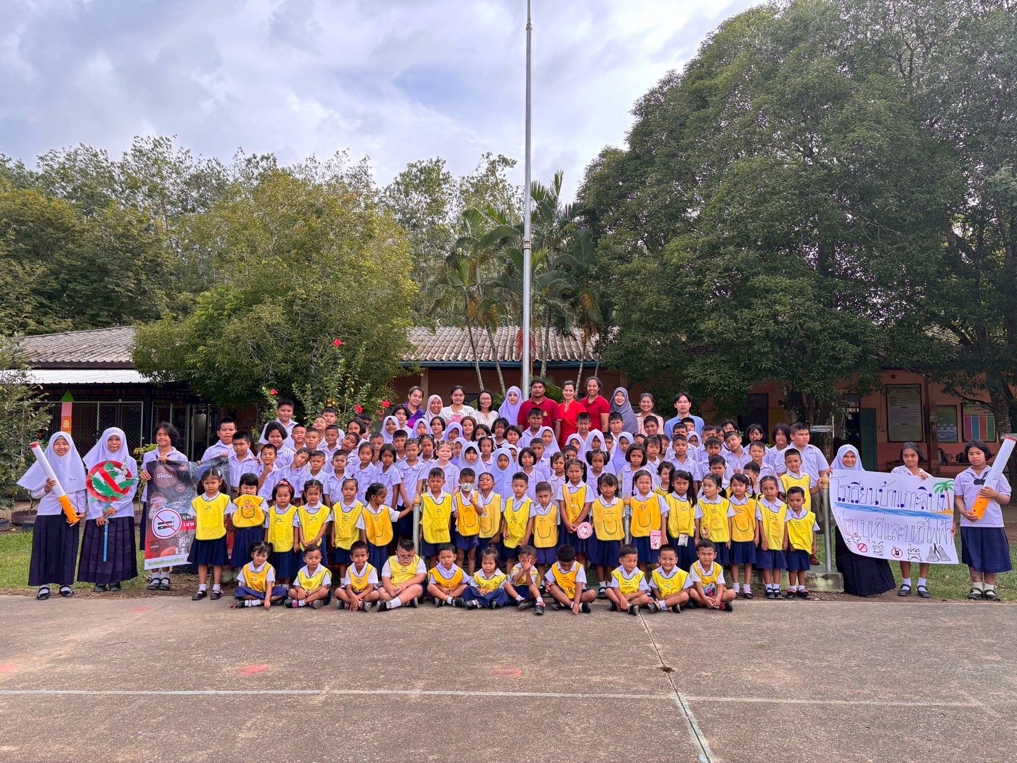 โรงเรียนบ้านเกาะลิบง ร่วมรณรงค์ งดสูบบุหรี่